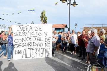 Protesta de vecinos y feriantes (Foto y Antonio Alí)